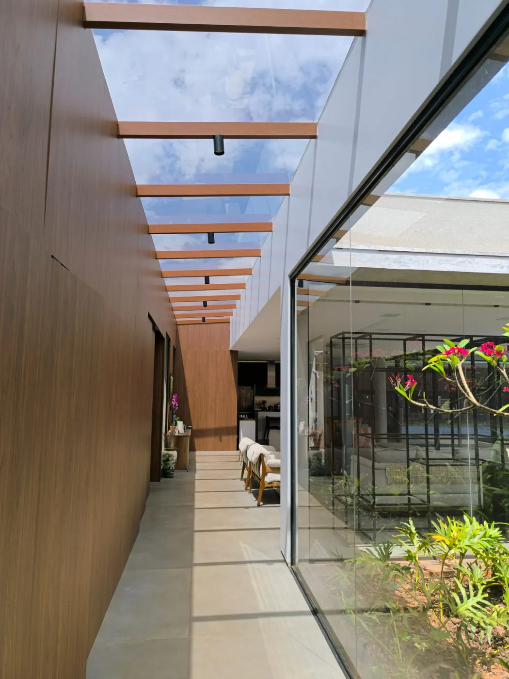 Cobertura transparente em corredor residencial