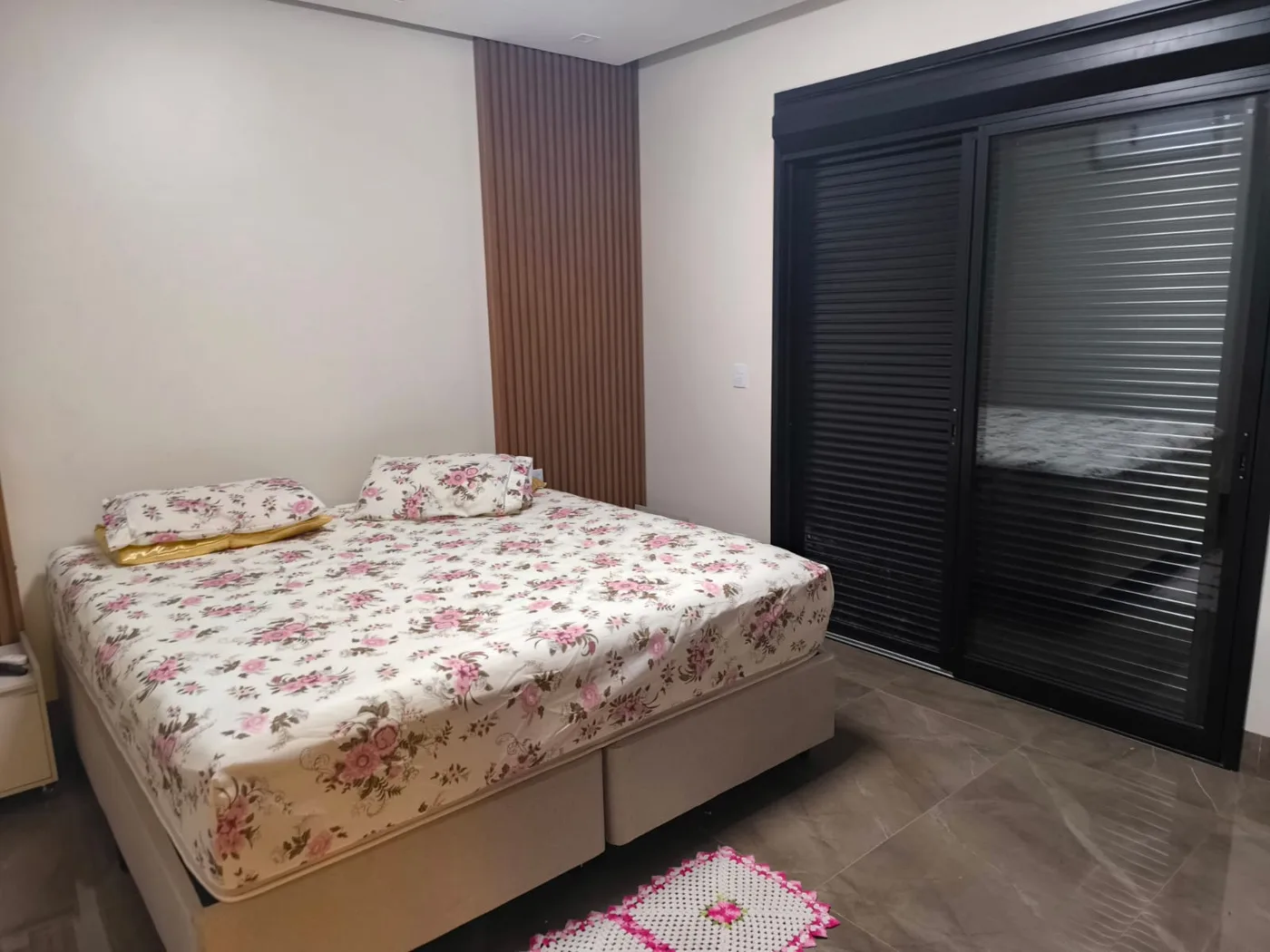 Esquadria veneziana em dormitório