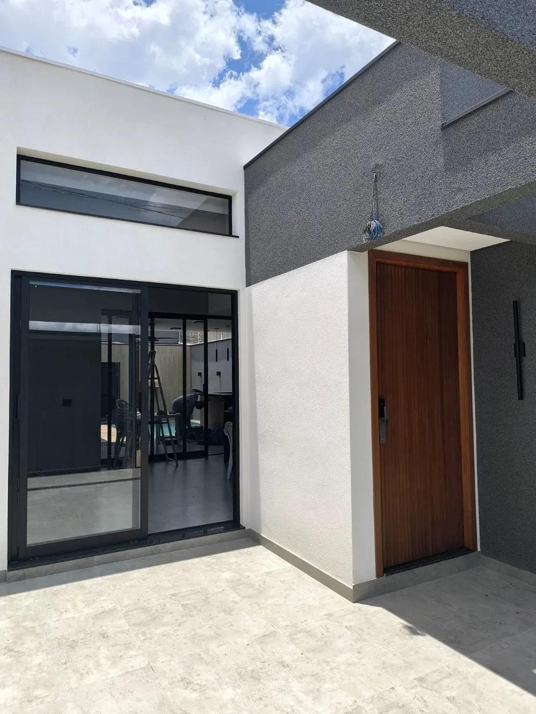 Fachada com portas e janelas de alumínio